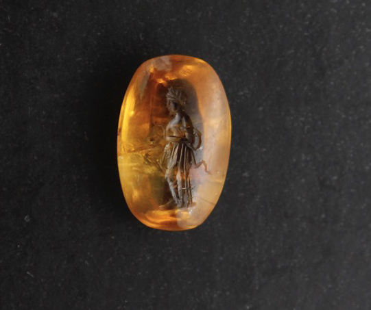 Археологи ИИМК РАН в 2021 году продолжили исследование античной Акры и обнаружили перстень-печать с изображением Венеры