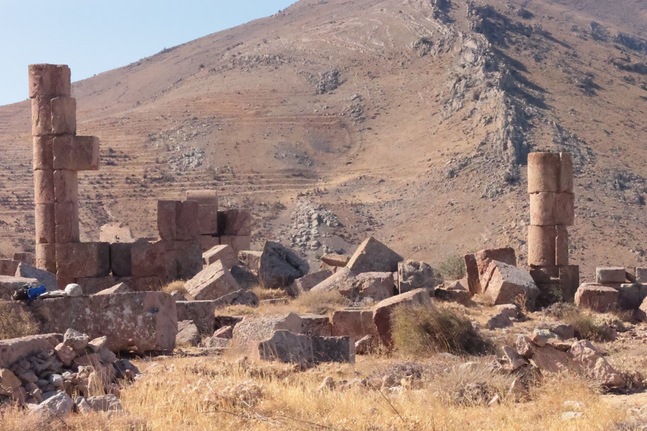 Базилика в Буркуше: столпы, вид с С