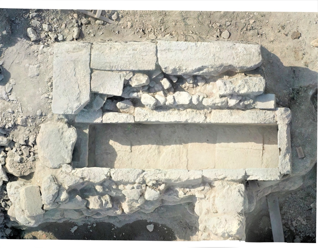 Плитовая могила после раскопок