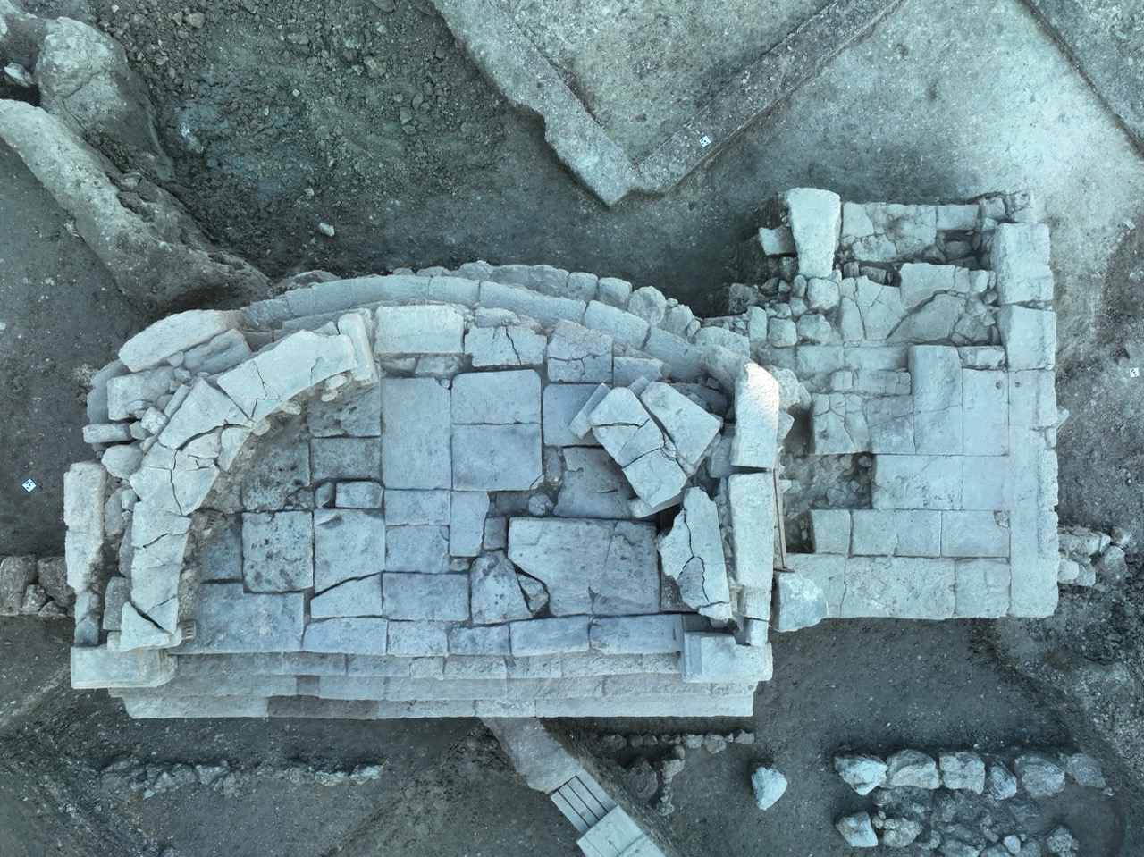 Экседра. Вид сверху после раскопок