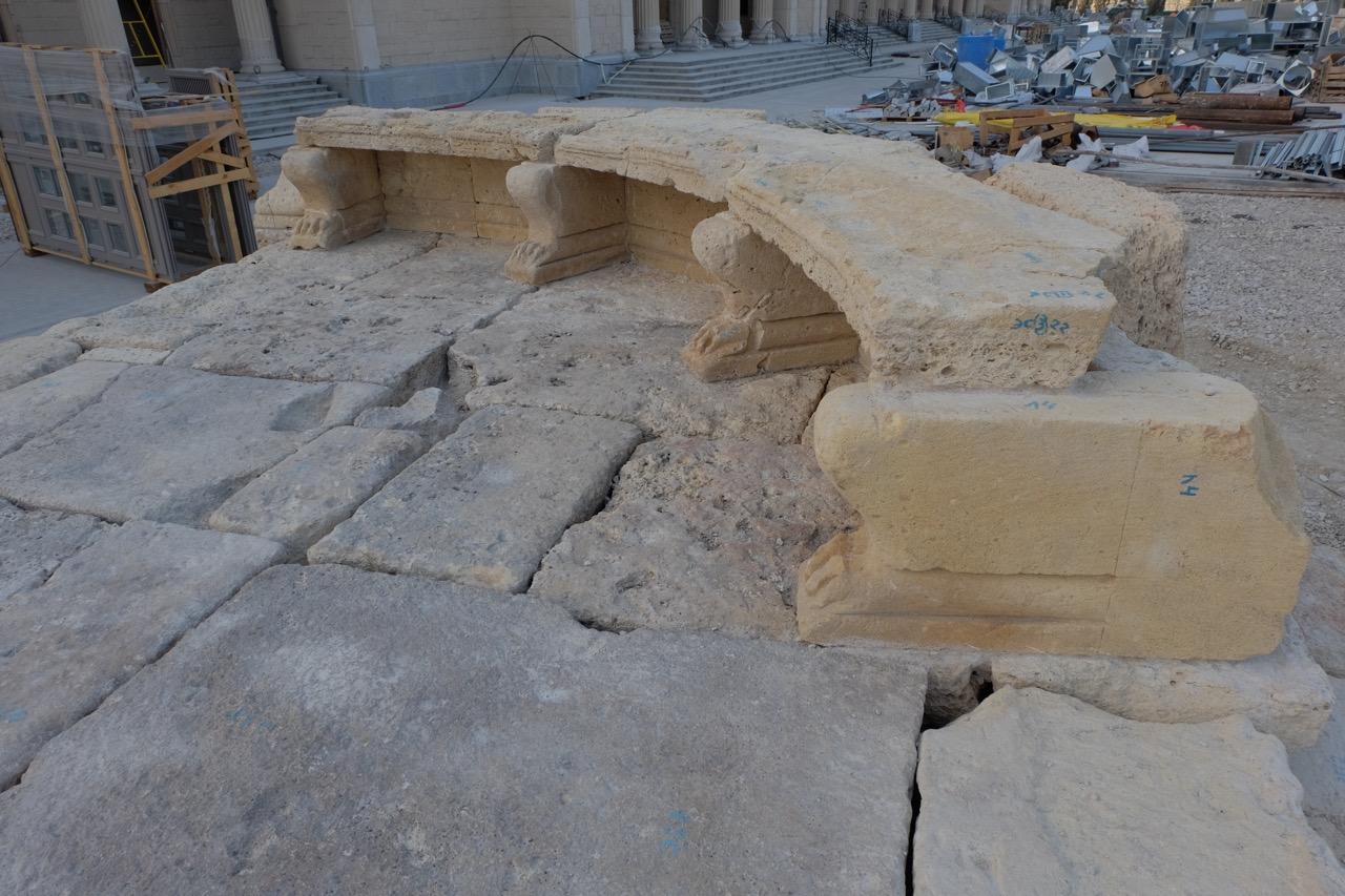 Экседра. Вид ритуальной скамьи после реставрации