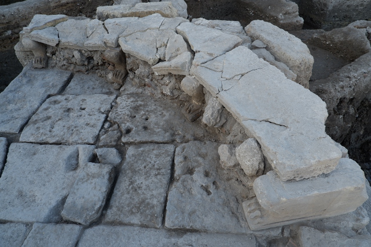 Экседра. Вид ритуальной скамьи после раскопок