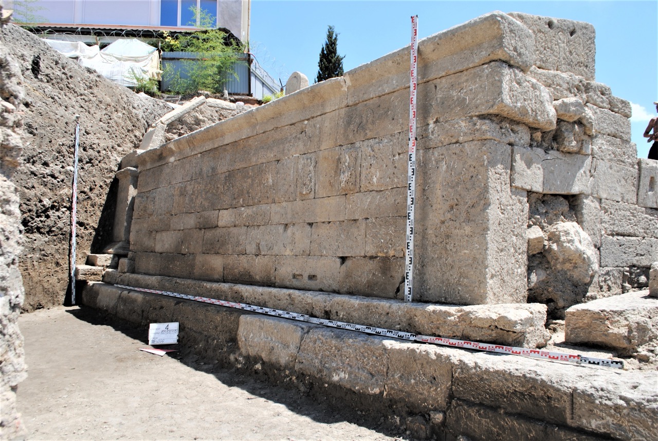 Северная стена колумбарий в процессе раскопок