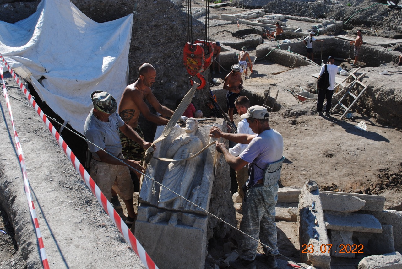 Процесс погрузки стелы Аристона